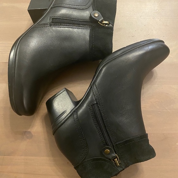 Clarks Boots Size 6 NWT - Picture 2 of 5